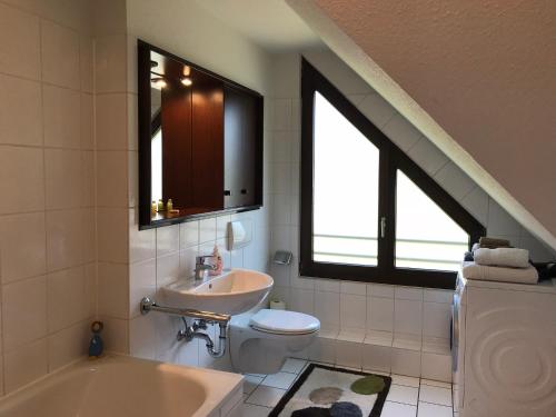 Ένα μπάνιο στο Moderne 3 Zimmer Wohnung in Heiligenhaus
