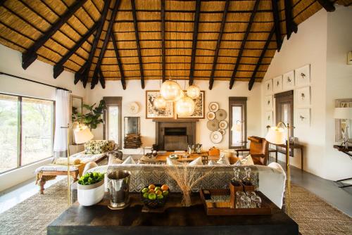 een woonkamer met een bank en een tafel bij Villa Mushara in Namutoni