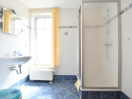Salle de bains dans l'établissement Spacious apartment in Graal-Muritz Germany with Balcony