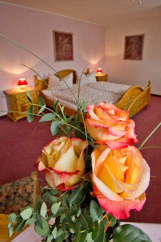 a bouquet of roses sitting on a table at Hotel Garni Am Klostermarkt in Plauen