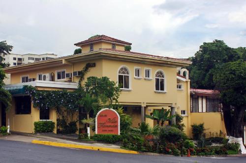 a yellow building on the corner of a street at Hotel Villa Florencia Zona Rosa in San Salvador