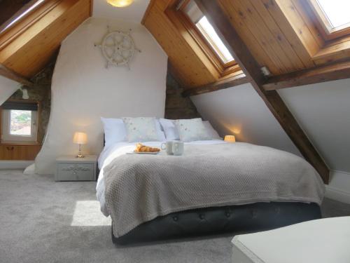 Un pat sau paturi într-o cameră la Ropery Cottage - Cyanacottages