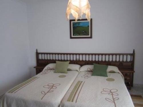 - 2 lits jumeaux dans une chambre avec une photo sur le mur dans l'établissement PORTO MAR, à Bares