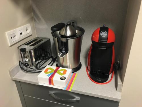 a kitchen counter with a coffee maker and a blender at RESIDENCIAL MONDARIZ BALNEARIO 118 in Mondariz-Balneario