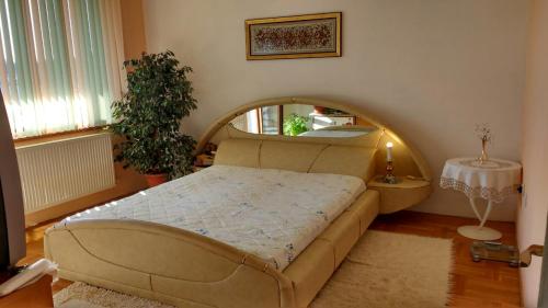 una camera con un grande letto di Spacious House With Garden for a Quiet Getaway a Belyakovets