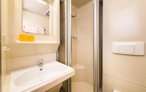 a bathroom with a sink and a shower at Tanneck Garni in Berwang