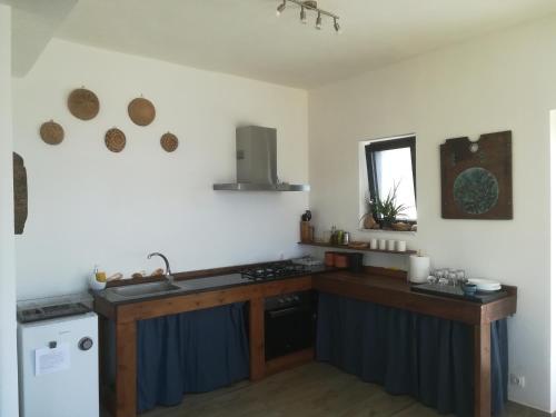 cocina con encimera de madera y fregadero en Sea Breeze Ecological Villa en Agia Galini