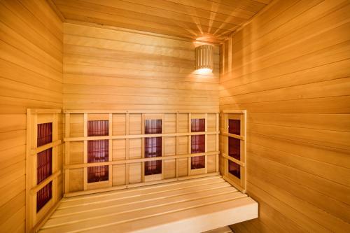a sauna with wooden paneling and a ceiling at Center Parcs Sauerland Winterberg-Medebach in Medebach
