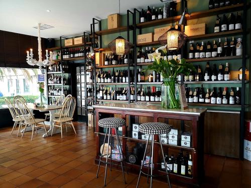 un bar con mesa y algunas botellas de vino en Ribeira de Fefiñanes, en Cambados
