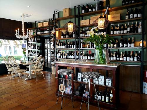 bar ze stołem i butelkami wina w obiekcie Ribeira de Fefiñanes w mieście Cambados