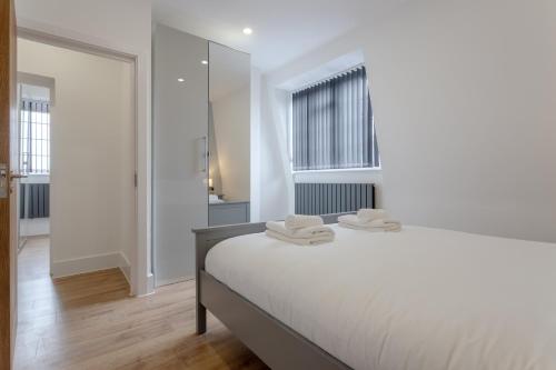 A bed or beds in a room at Gorgeous Duplex near Canary Wharf, Excel & O2