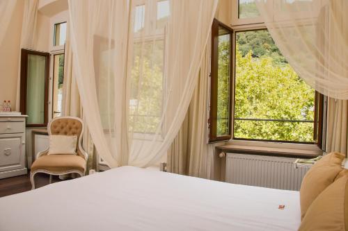 Tempat tidur dalam kamar di Hotel Villa Marstall