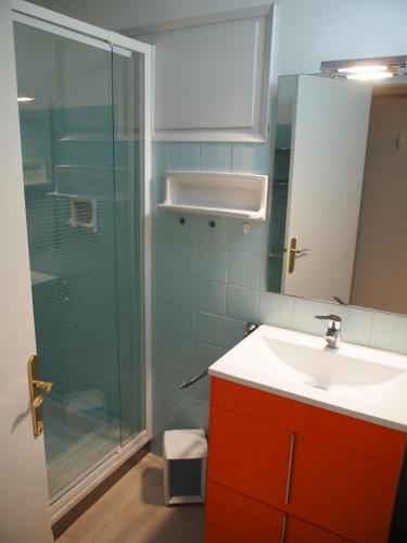 Un baño con lavabo y ducha de cristal. en MIRAMAR 23A, en Roses