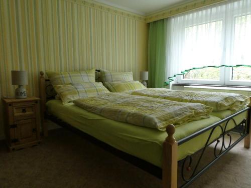 Schlafzimmer mit einem Bett und einem Fenster in der Unterkunft Oberlausitzhaus in Luftkurort Lückendorf