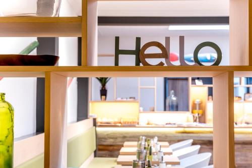 Ein Laden mit dem Wort Halo auf einem Regal. in der Unterkunft Hotel Albert Plage in Knokke-Heist