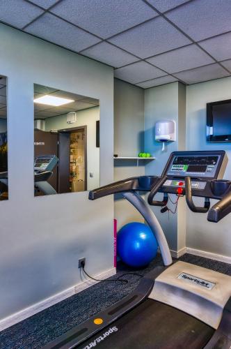 a gym with a treadmill and a mirror at Ibis Częstochowa in Częstochowa