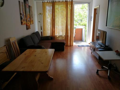オッフェンバッハにある2-Zimmer Apartment Sofia, gemütlich wie zu Hauseのリビングルーム(ソファ、テーブル付)