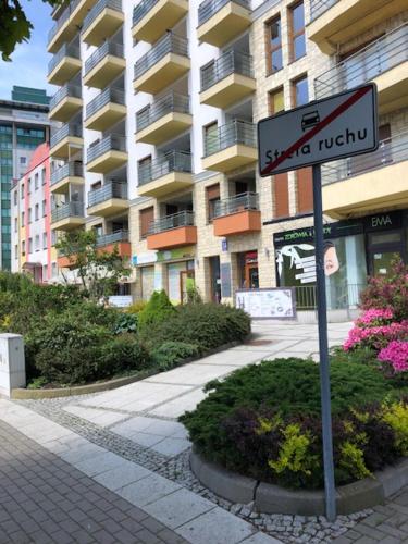 a street sign in front of a building at Apartament Sloneczny in Kołobrzeg