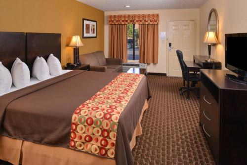 Postel nebo postele na pokoji v ubytování Americas Best Value Inn Tupelo Barnes Crossing