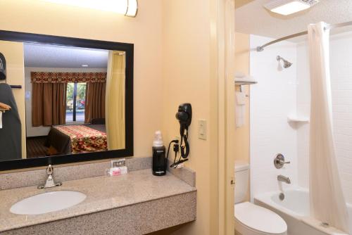 A bathroom at Americas Best Value Inn Tupelo Barnes Crossing