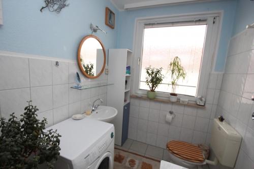 y baño con lavabo y lavadora. en Private Apartment, en Hannover