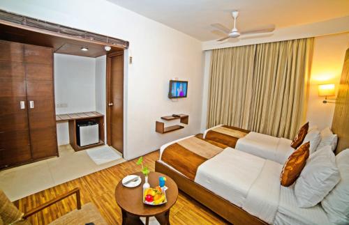 Een bed of bedden in een kamer bij Hotel Clarks Collection Bhavnagar