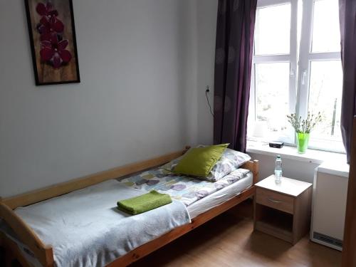 Ένα ή περισσότερα κρεβάτια σε δωμάτιο στο Hostel Gliwice Centrum PARKING