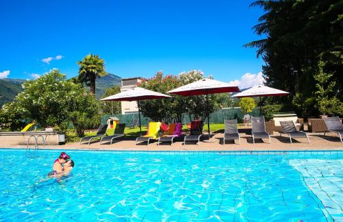 eine Person in einem Pool in einem Resort in der Unterkunft Hotel Vezia in Lugano