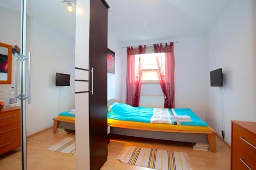 een kleine slaapkamer met een bed en een raam bij Private Rooms in Hannover