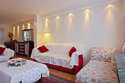 ein Schlafzimmer mit einem Bett, einem Sofa und einem Stuhl in der Unterkunft Private Apartment in Hannover