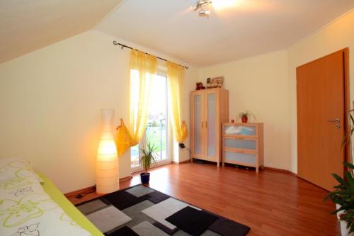een woonkamer met een bed en een kamer met een raam bij Private Rooms in Hannover