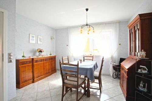 comedor con mesa y algunas sillas en Private Room with own bathroom, en Sarstedt