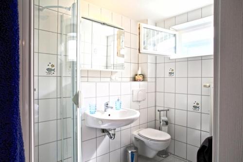 Baño blanco con lavabo y aseo en Private Room with own bathroom, en Sarstedt