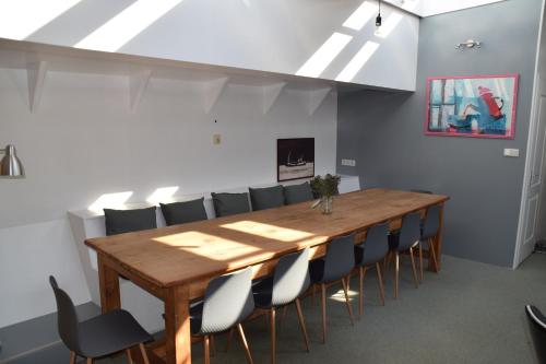 a conference room with a wooden table and chairs at Boathotel Rotterdam Wilhelmina in Rotterdam