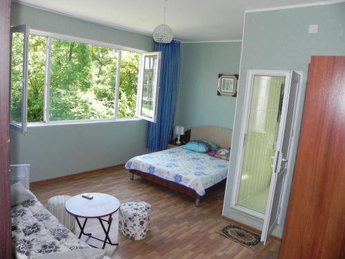 una piccola camera con letto e finestra di Lily Pearls Inn a Kobuleti