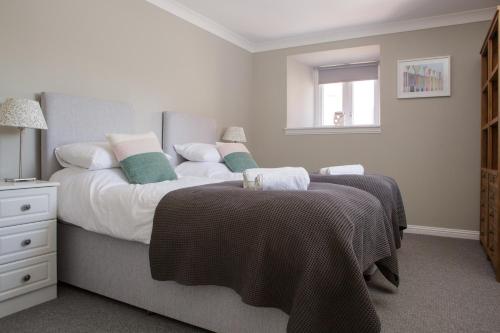 1 dormitorio con cama y ventana en The Haven, en Dunbar