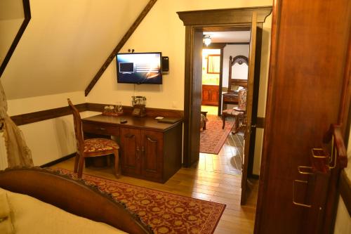 Una televisión o centro de entretenimiento en Zámek Lužec Spa & Wellness Resort