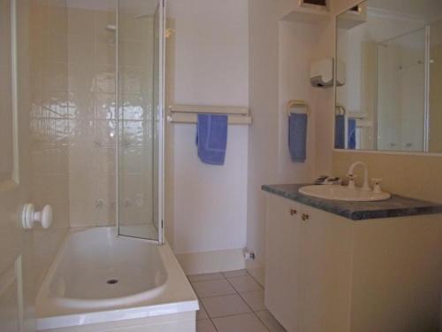 River Sands Apartments tesisinde bir banyo