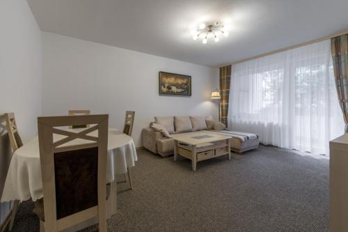 un soggiorno con divano e tavolo di Private Apartment ad Hannover