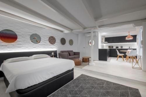 - une chambre avec un lit et un salon dans l'établissement Malasaña Boutique, à Madrid