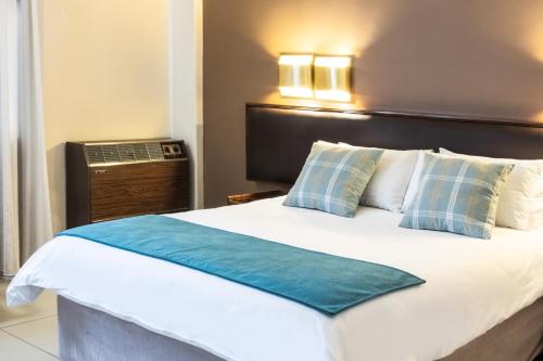 Postel nebo postele na pokoji v ubytování Elgro Hotel Potchefstroom