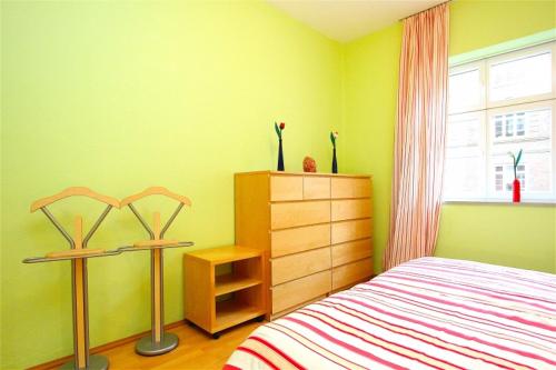 ハノーファーにあるPrivate Roomの緑の壁のベッドルーム1室(ベッド1台、窓付)