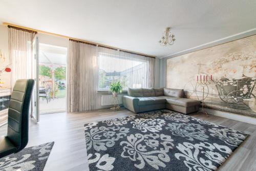 ein Wohnzimmer mit einem Sofa und einem Teppich in der Unterkunft Private House in Hannover