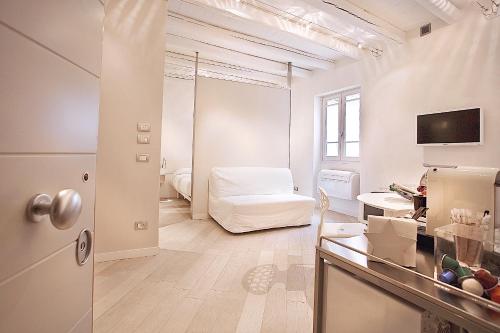 um quarto branco com uma cama num quarto em Le Nuove Cadreghe Apartments em Verona
