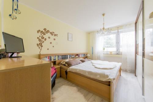 1 dormitorio con 2 camas y escritorio con ordenador en Private Room, en Hannover