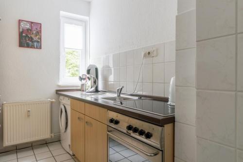 ハノーファーにあるPrivatapartment Messe-Cityのシンクとコンロのある小さなキッチン