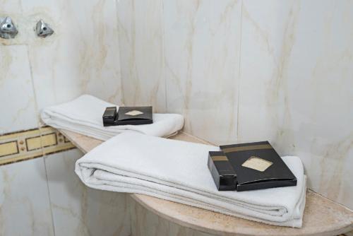 due asciugamani seduti su un bancone in bagno di One Bedroom Chalet managed by Lilly Apartments a Hurghada
