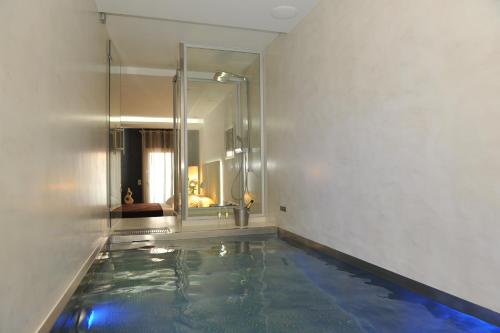 Swimming pool sa o malapit sa Gaudint Barcelona Suites