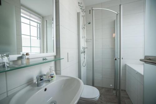 a bathroom with a sink and a toilet and a shower at Hotel Böving in Breckerfeld