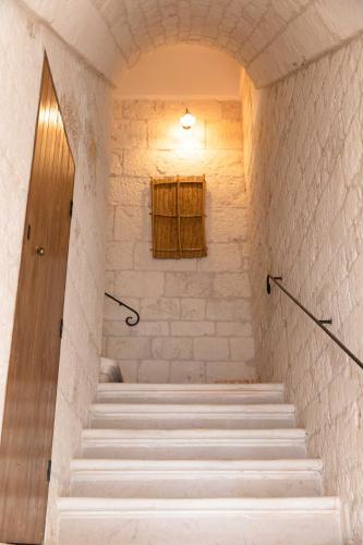 a staircase in a building with a window at B&B La Stradella in Ostuni